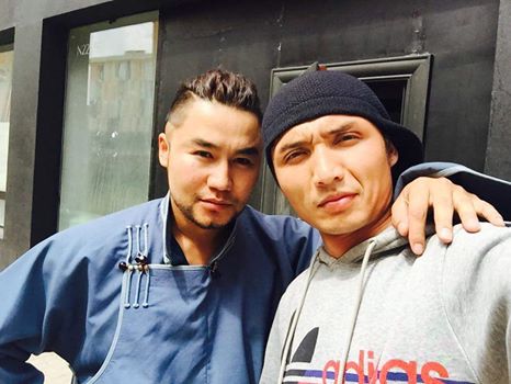 Жүжигчин залуус “нэг бүсгүйтэй болздог болжээ”